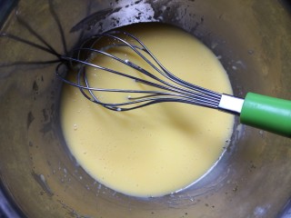 抹茶蜜豆戚风,用蛋抽搅拌至白糖融化，放置一边。