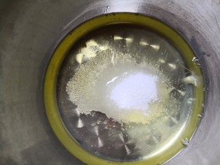 抹茶蜜豆戚风,蛋清中一次性加入30克白糖。