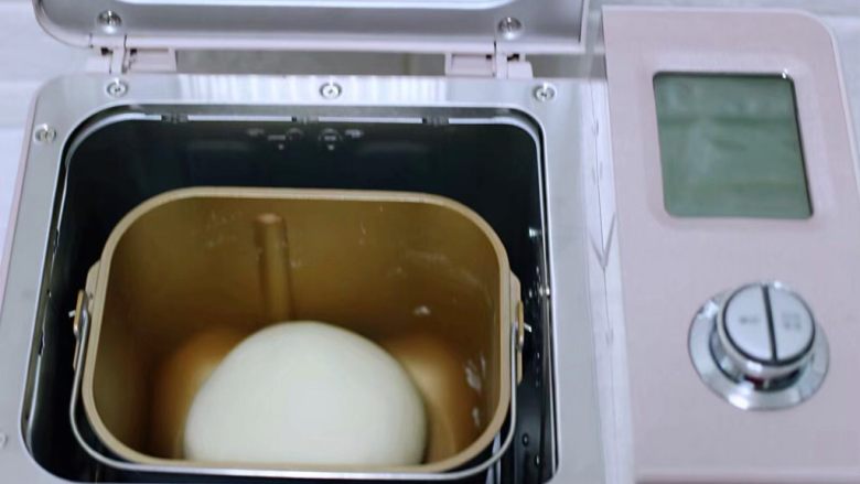 椰蓉奶香面包圈,把面团用手揉圆后放入面包机里进行一发。
