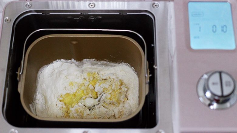 椰蓉奶香面包圈,启动面包机的和面程序。