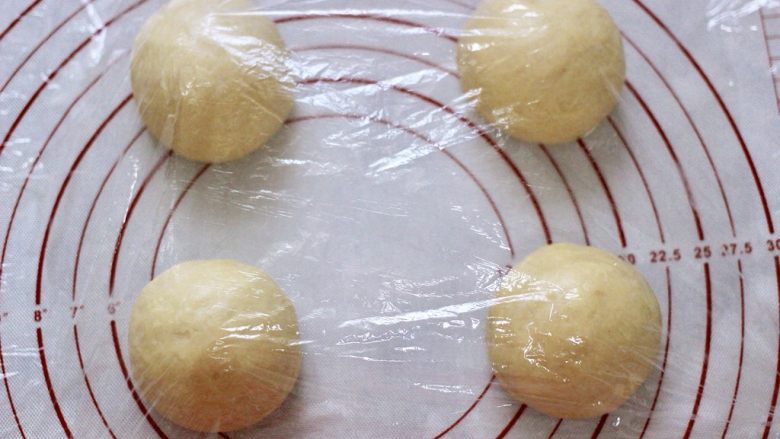 椰蓉奶香面包圈,揉圆，盖上保鲜膜松弛10分钟。