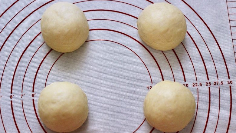 椰蓉奶香面包圈,醒发好的面团不回缩，不反弹即为发酵完成，把面团分割4等份。