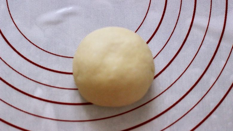 椰蓉奶香面包圈,收口收紧捏实向下，轻轻压扁。