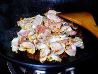 健脾消食的蒜苗爆鸡胗,加入腌制好的鸡胗。