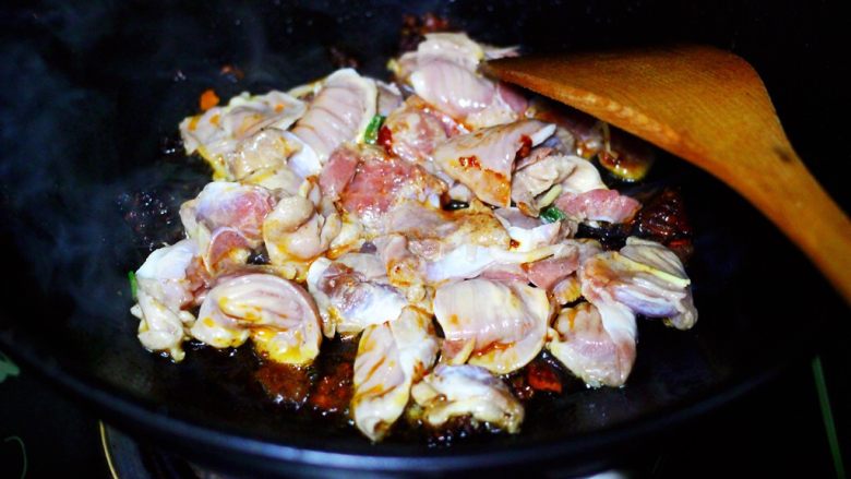 健脾消食的蒜苗爆鸡胗,加入腌制好的鸡胗。