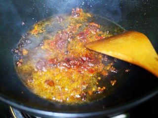 健脾消食的蒜苗爆鸡胗,继续把豆瓣酱翻炒至变色出红油的时候。