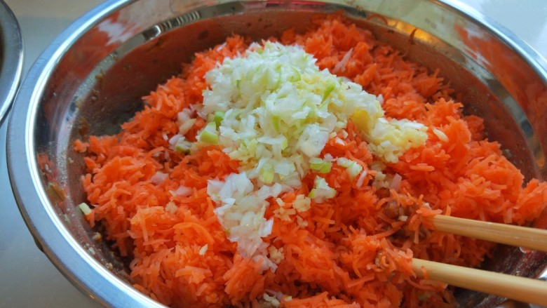新文美食  跨年的第一餐，羊肉胡萝卜饺子,葱姜剁成末。