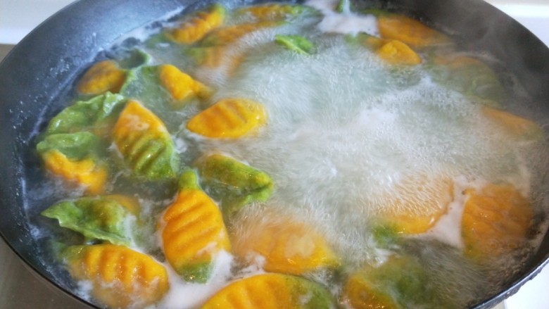 新文美食  跨年的第一餐，羊肉胡萝卜饺子,开锅加适量冷水，在开起一分钟后捞出来上桌了。