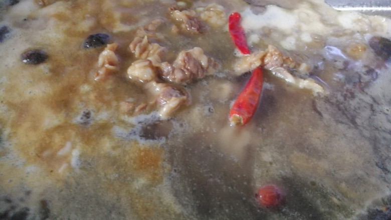 红烧牛肉莲藕,锅内添加开水。(一定要添加开水，这样顿吃的牛肉比爱熟)。