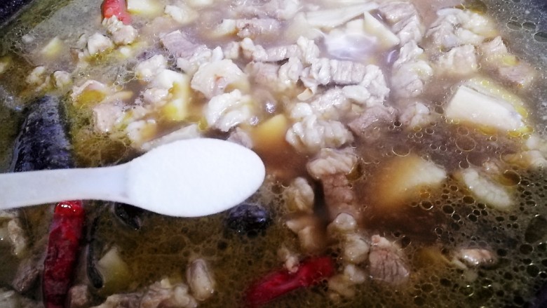 红烧牛肉莲藕,半小时后，添加2小勺盐，改大火炖收汤。