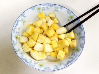 馒头蔬菜什锦沙拉,用筷子拌匀，让馒头粒均匀裹上鸡蛋液。