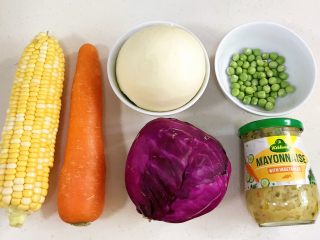 馒头蔬菜什锦沙拉,准备好需要的食材。
