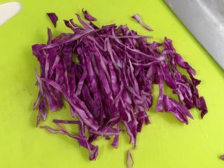馒头蔬菜什锦沙拉,紫甘蓝用清水冲洗干净且沥干水分，用刀切丝。
