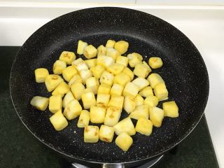 馒头蔬菜什锦沙拉,开火，往不粘锅中倒入少许食用油，接着倒入裹着鸡蛋液的馒头块，炒至金黄色即可。