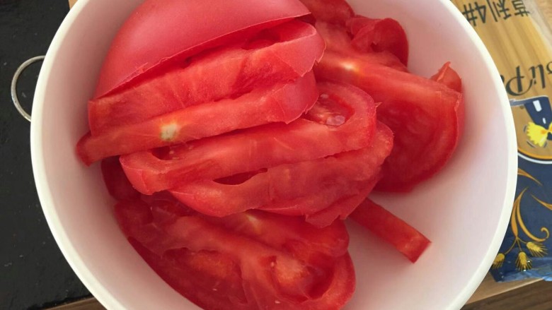 番茄火腿意面🍅🍝,把两个番茄切片。