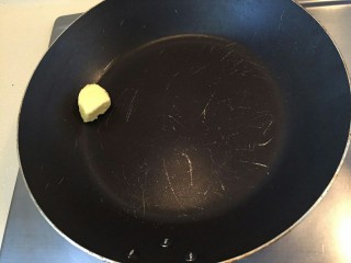 番茄火腿意面🍅🍝,锅中丢入一块黄油。