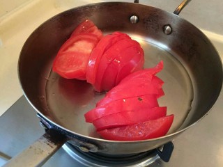 番茄火腿意面🍅🍝,另起锅，倒入油中火，放入两个番茄。