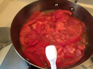 番茄火腿意面🍅🍝,番茄下锅后就会软烂，放入一勺盐。
