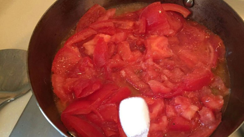 番茄火腿意面🍅🍝,番茄下锅后就会软烂，放入一勺盐。