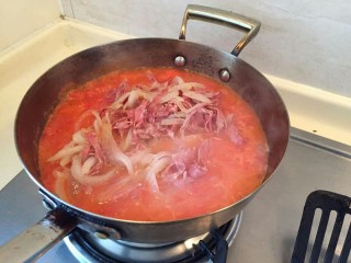 番茄火腿意面🍅🍝,等番茄差不多软烂成汁时加入刚刚炒好的洋葱火腿。