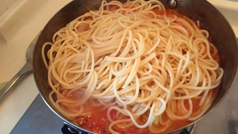 番茄火腿意面🍅🍝,把意面加入。番茄锅里。