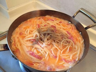 番茄火腿意面🍅🍝,小火慢慢收汁，让汤汁进入面里慢慢的会变稠地。