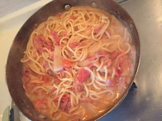 番茄火腿意面🍅🍝,小火炖煮。慢慢收汁