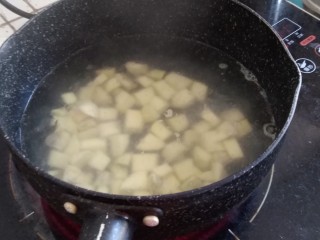 红薯司康饼,锅里的水烧开后将红薯倒入，水沸后煮一分钟，捞起来沥干水分