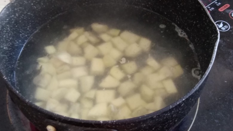 红薯司康饼,锅里的水烧开后将红薯倒入，水沸后煮一分钟，捞起来沥干水分