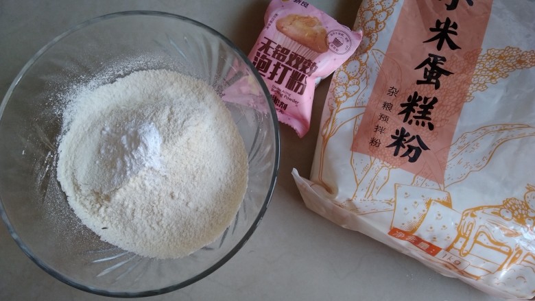 红薯司康饼,将面粉和泡打粉混合过筛一次，加入糖和盐，再混合