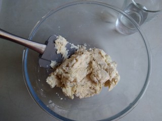 红薯司康饼,用切拌的方式将它们混合，再倒入水水量根据面粉吸水性而定