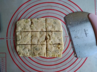 红薯司康饼,最后压成有一厘米左右厚的长方形，并切成九份