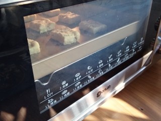 红薯司康饼,放入已经预热到180度的东菱K40C烤箱，中下层烘烤23分钟左右