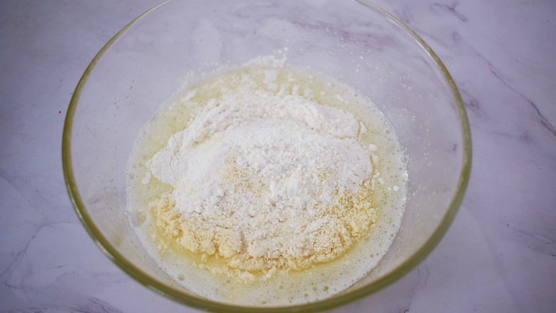 原味费南雪,加入粉类，继续用手动打蛋器搅拌均匀