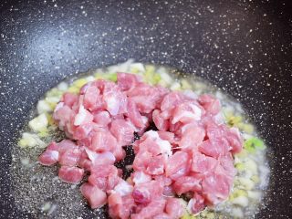 豌豆炒肉丁,放入猪肉丁翻炒至变色变