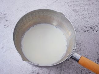 鲜奶麻薯,锅中倒入牛奶