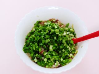 白菜海虹肉丁饺子,韭菜用刀切成碎末，加入馅料中。