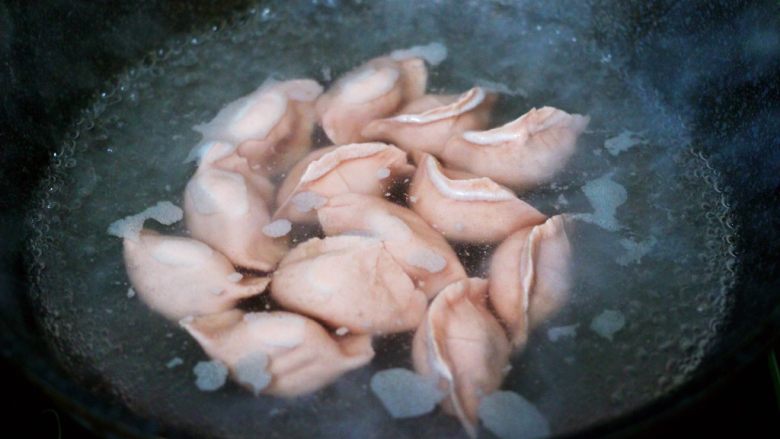 白菜海虹肉丁饺子,锅中倒入适量的清水烧开后，把包好的饺子放入锅中。