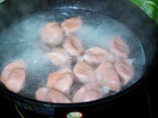 白菜海虹肉丁饺子,大火煮沸后点少许清水，反复4次后，看见所有的饺子漂浮在水面上即可关火。