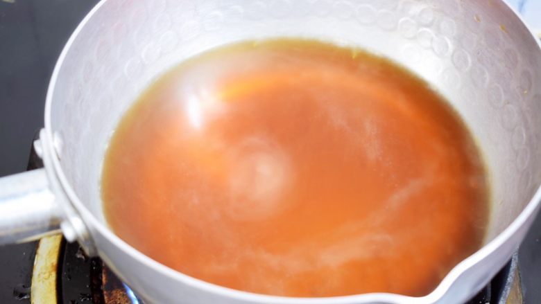 汤圆版红糖糍粑,中小火加热至红糖融化，糖水沸腾