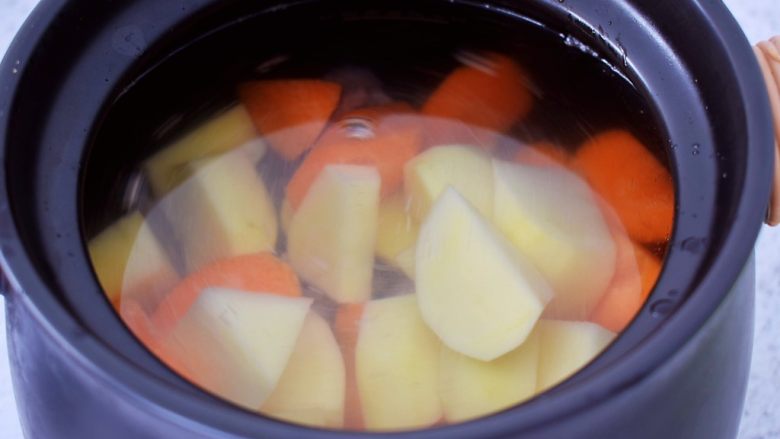 猪骨土豆胡萝卜汤,加入适量的清水