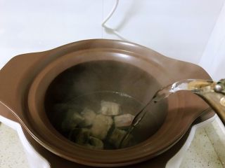 排骨炖山药,电炖锅中放排骨，加入开水，调到炖肉按键。