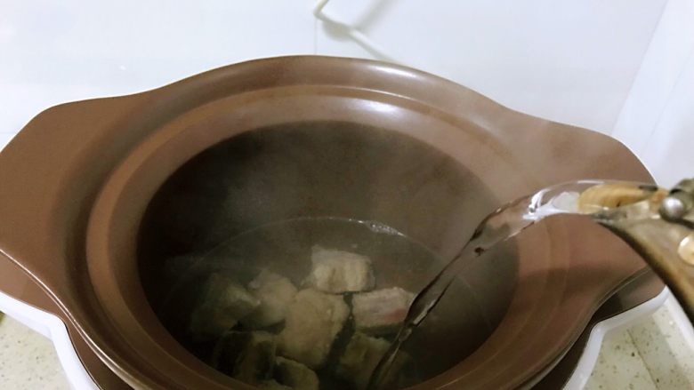 排骨炖山药,电炖锅中放排骨，加入开水，调到炖肉按键。