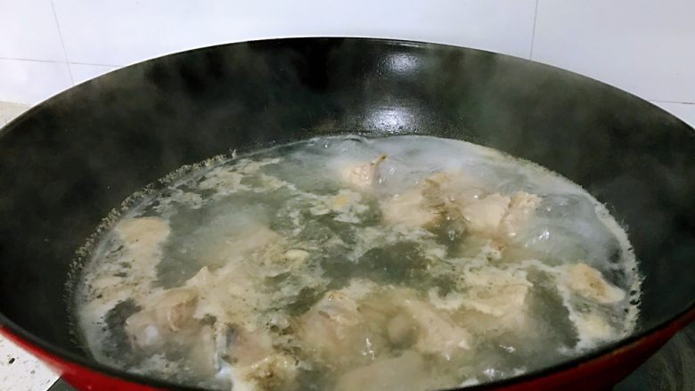 排骨炖山药,排骨剁成小块清洗干净，冷水把肉放锅里。