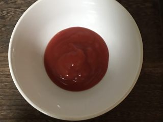 糖醋丸子,调酱汁：番茄酱50克