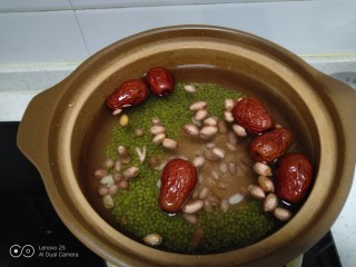 绿豆花生红枣汤,所有食材洗净，放入锅中。