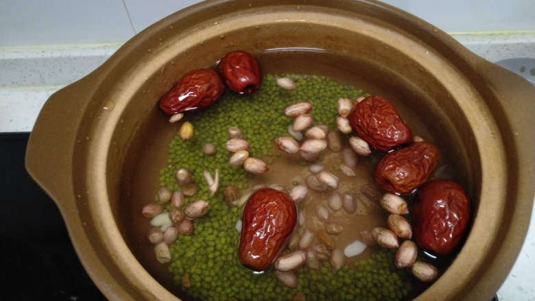 绿豆花生红枣汤,所有食材洗净，放入锅中。