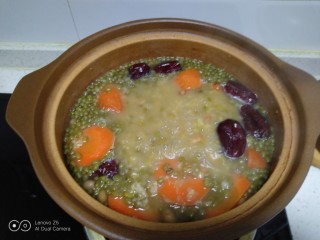 绿豆花生红枣汤,转小火煮60分钟。