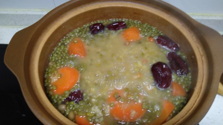 绿豆花生红枣汤,转小火煮60分钟。