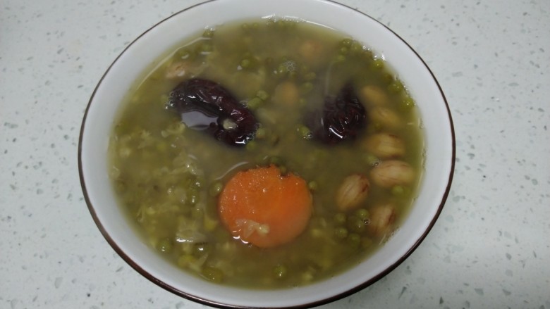 绿豆花生红枣汤,盛入碗中。